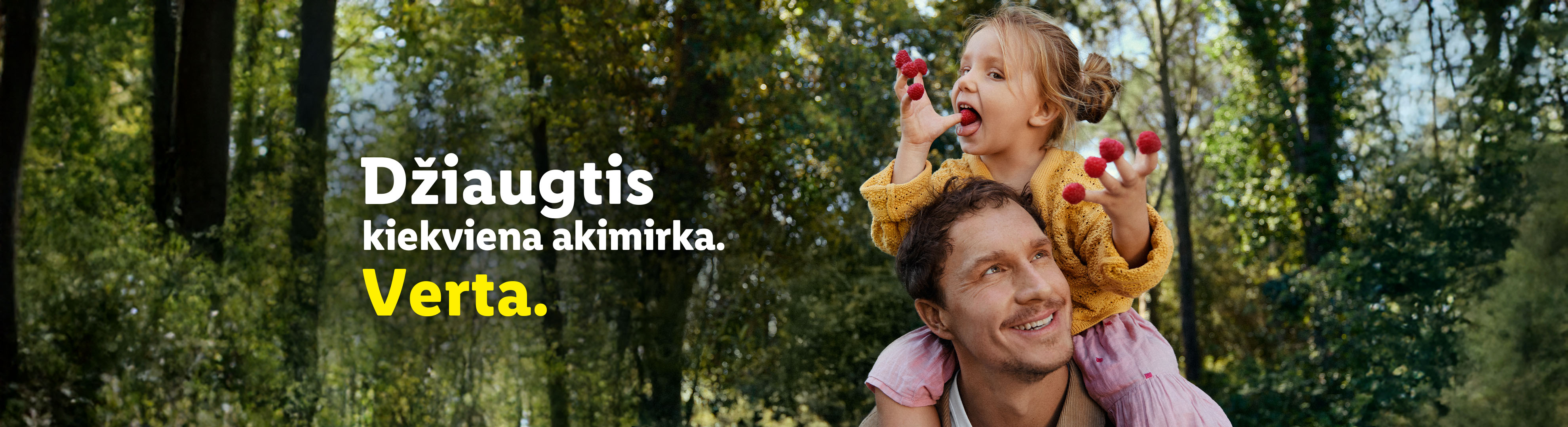 Tėvas neša dukrą ant pečių, o ji valgo avietes miške. Tekstas: „Džiaugtis kiekviena akimirka. Verta.“