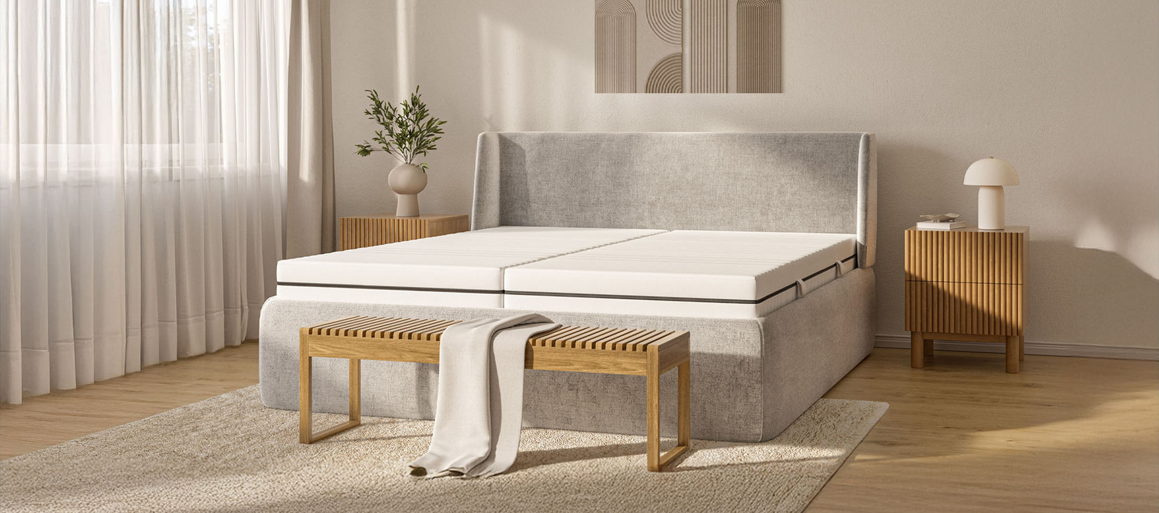 Neutralių spalvų miegamasis su kontinentine lova, mediniu suoliuku ir naktiniais staliukais.