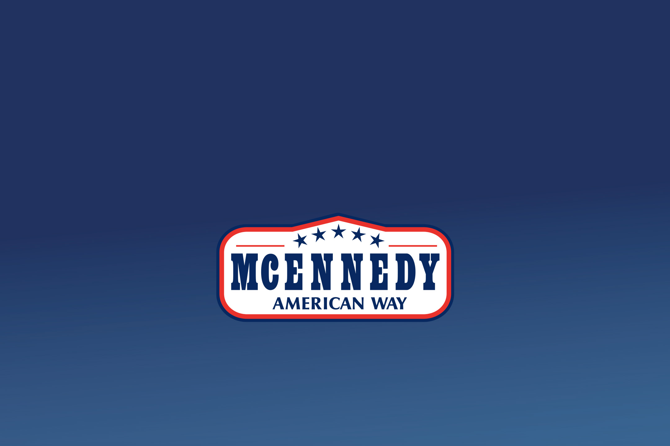 Logotipas su užrašu „MCENNEDY AMERICAN WAY“ ir penkiomis žvaigždutėmis mėlyname fone.