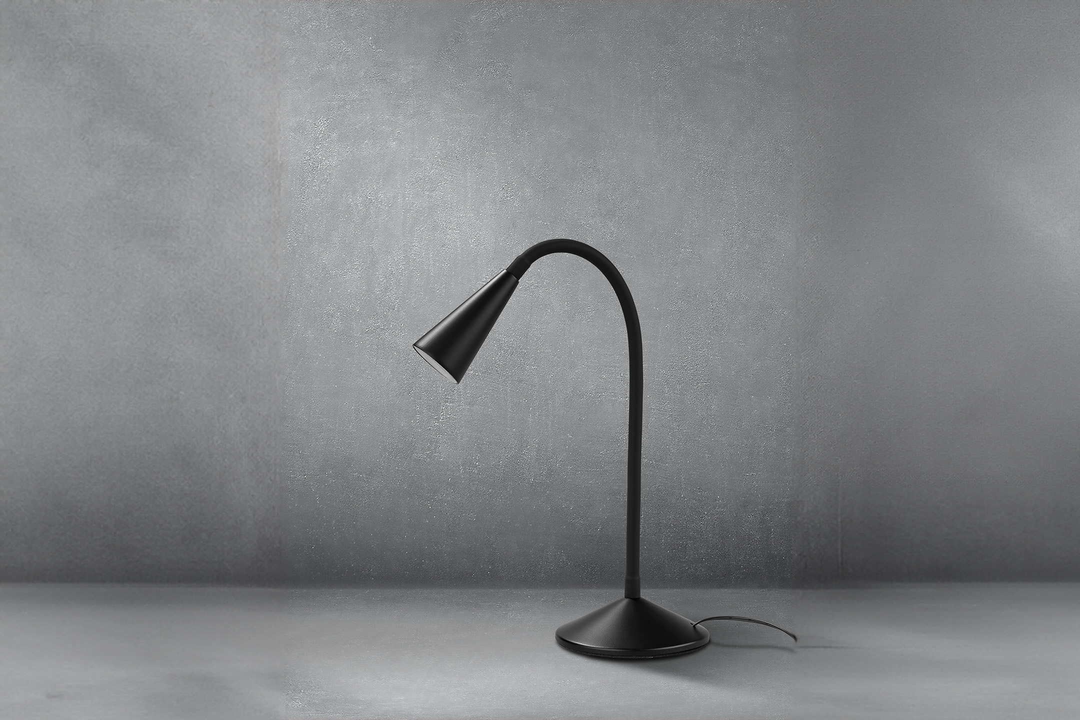 Juodas stalo šviestuvas su lanksčiu kakleliu ant pilko fono.