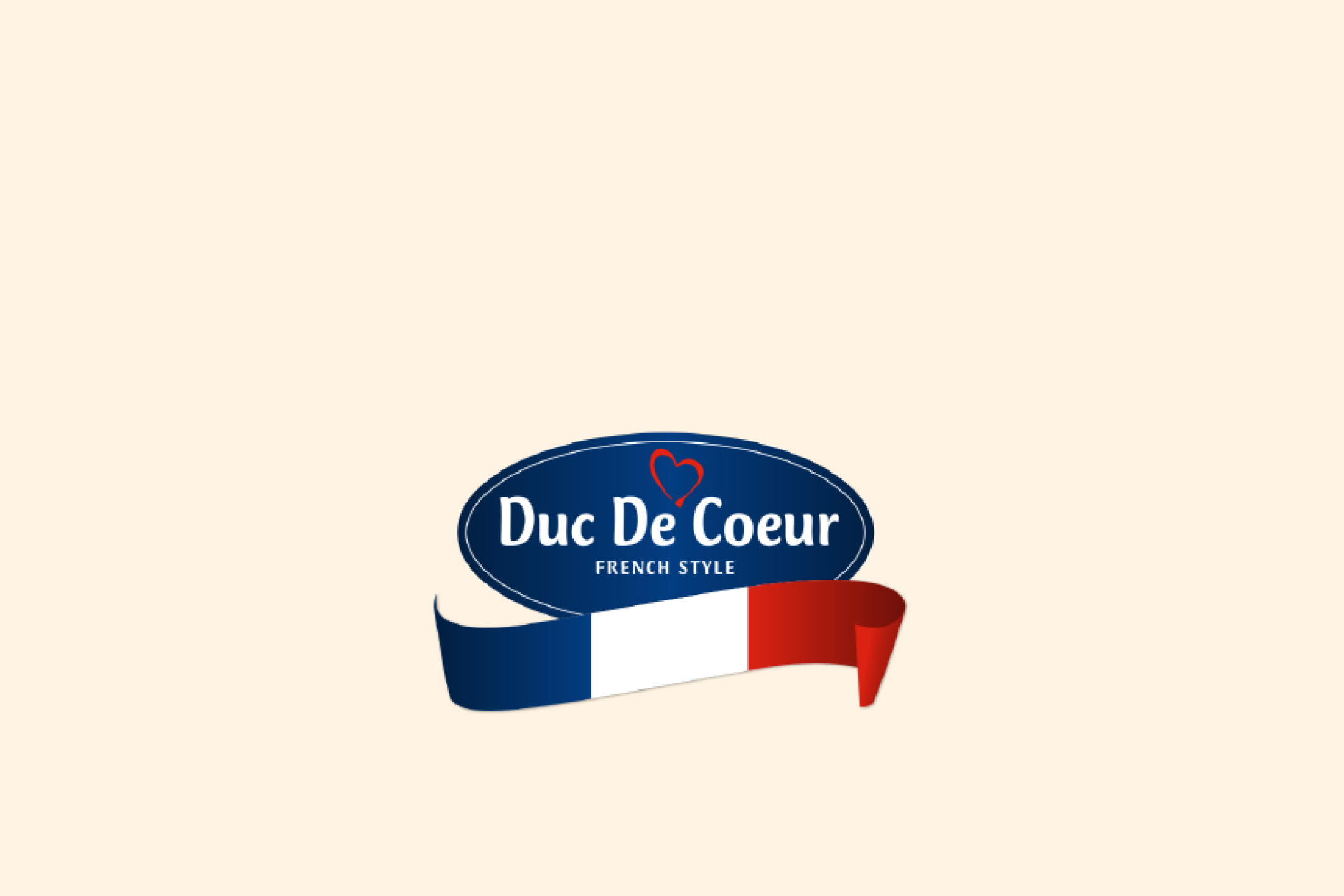 Ovalus mėlynas logotipas su užrašu „FRENCH STYLE“ ir prancūzų vėliavos juosta.