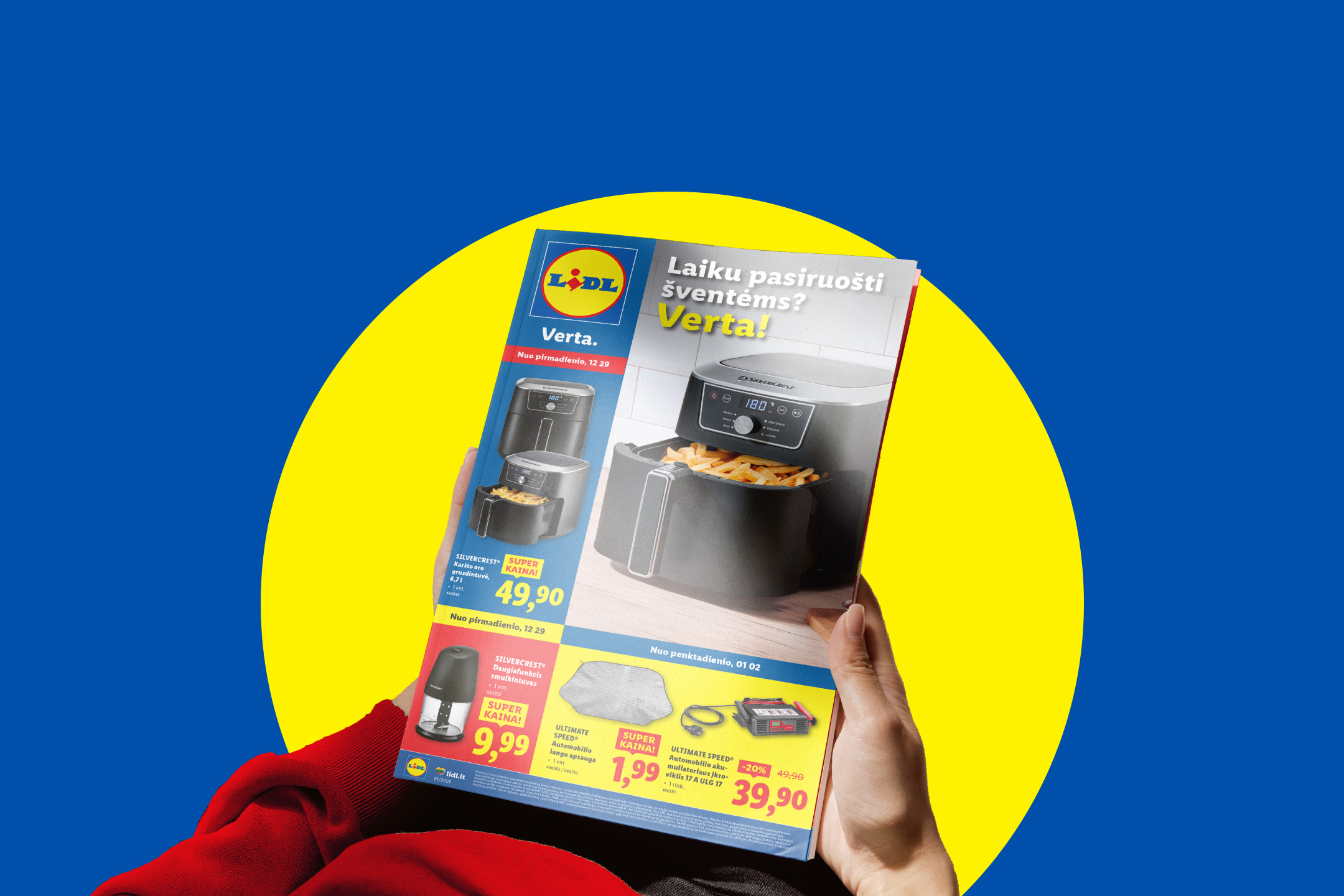 Rankose laikomas „Lidl“ reklaminis lankstinukas su karšto oro gruzdintuve ir kitais produktais.