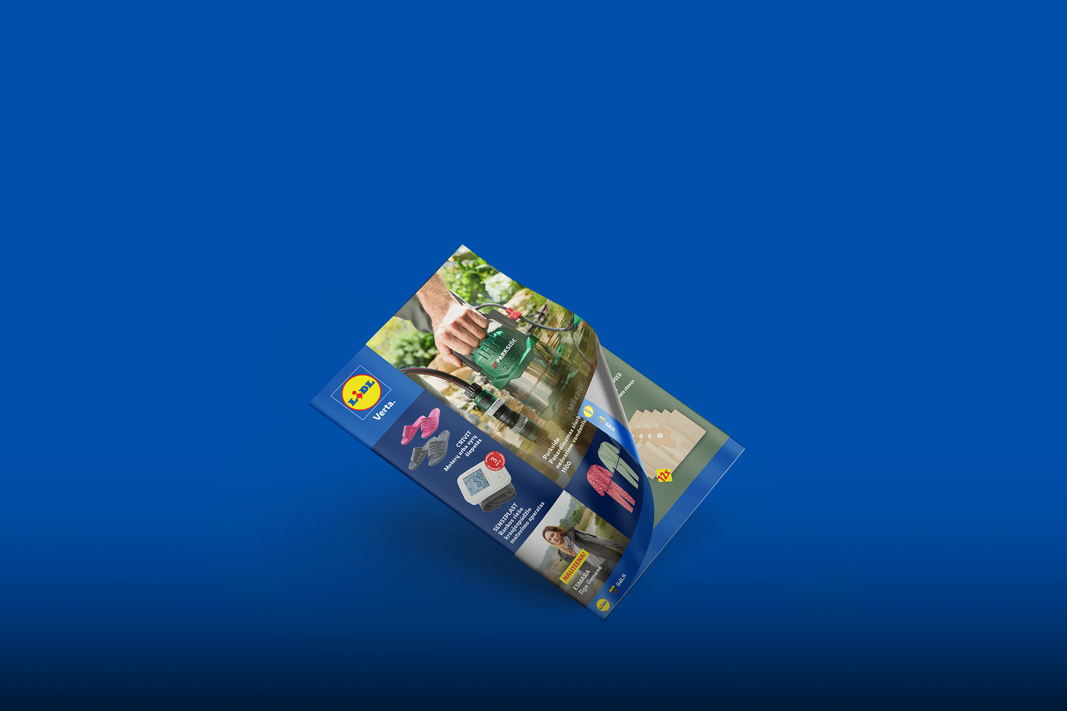 Atverstas reklaminis lankstinukas su sodo įrankiais, šlepetėmis, kraujospūdžio matuokliu ir ilga liemene.
