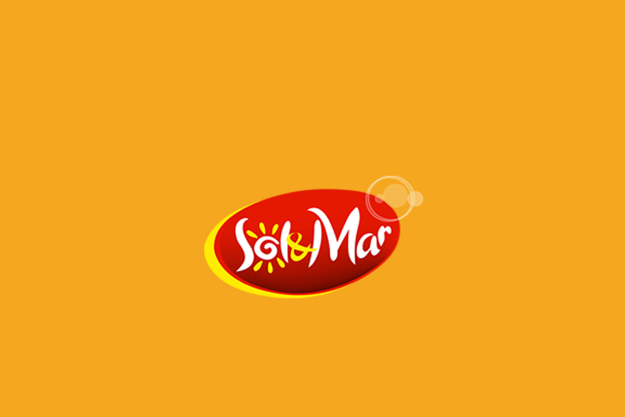 Raudonas ovalus logotipas su baltu užrašu „Sol & Mar“ ir stilizuota saule oranžiniame fone.
