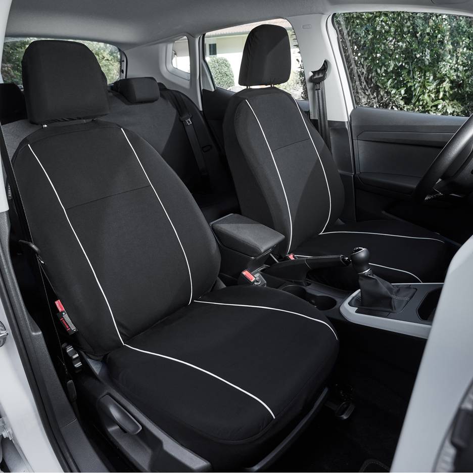 Juodi automobilio sėdynių užvalkalai su baltomis detalėmis transporto priemonės viduje.