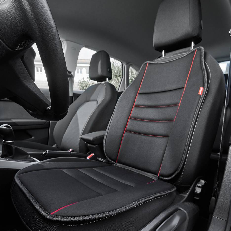 Juodas automobilio sėdynės užvalkalas su raudonais akcentais, vaizdas iš automobilio vidaus.