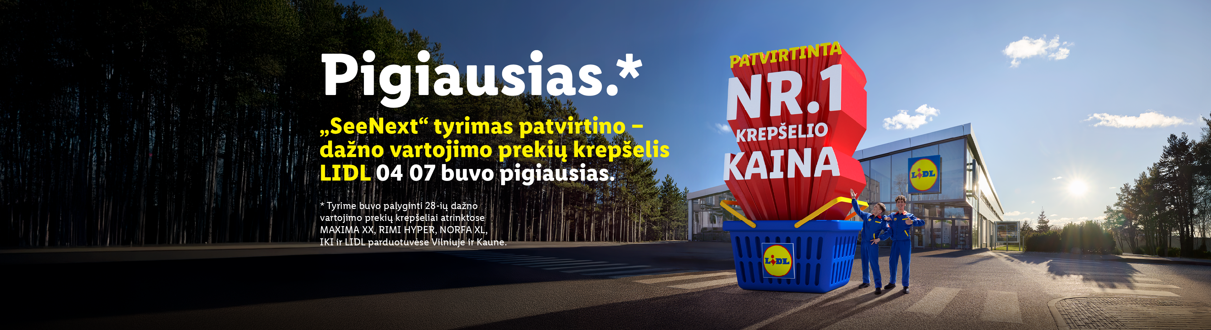 Reklama, skelbianti, kad dažnai vartojamų prekių krepšelis buvo pigiausias, su dviem darbuotojais ir parduotuvės išore.