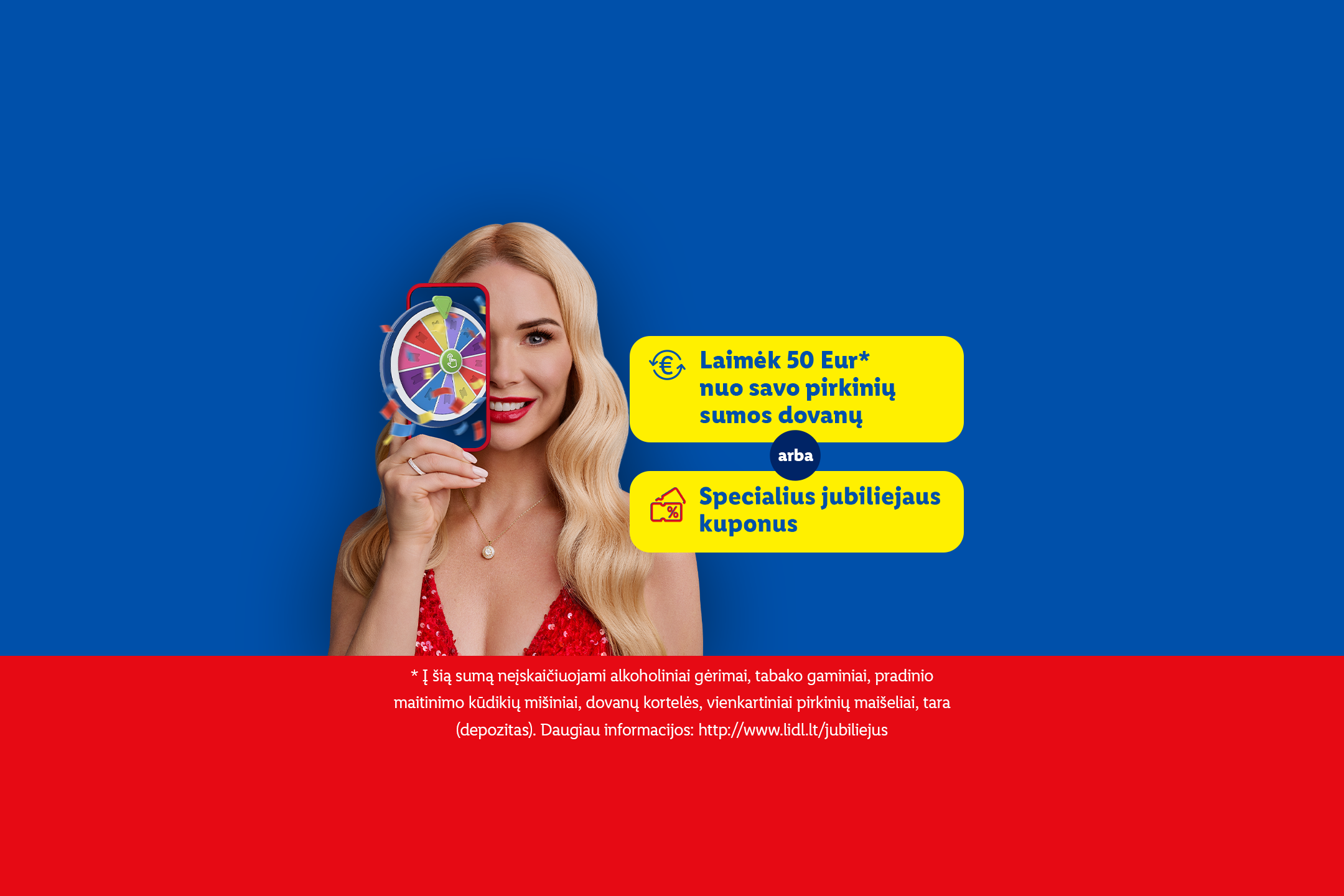 Moteris laiko telefoną su laimės ratu, siūlančiu laimėti 50 Eur arba specialius jubiliejaus kuponus.