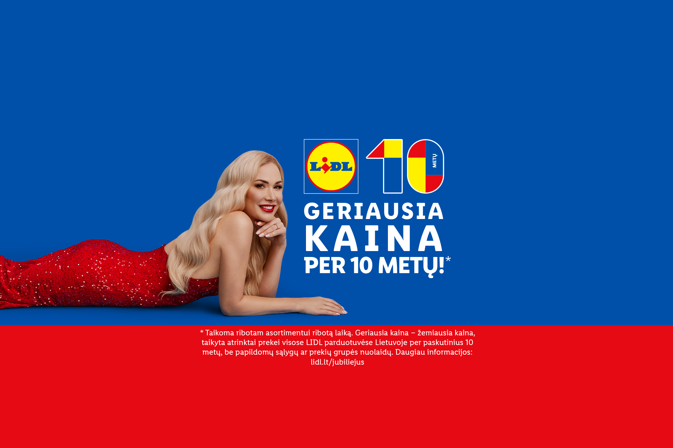 Moteris raudona suknele švenčia 10 metų jubiliejų su geriausia kaina.