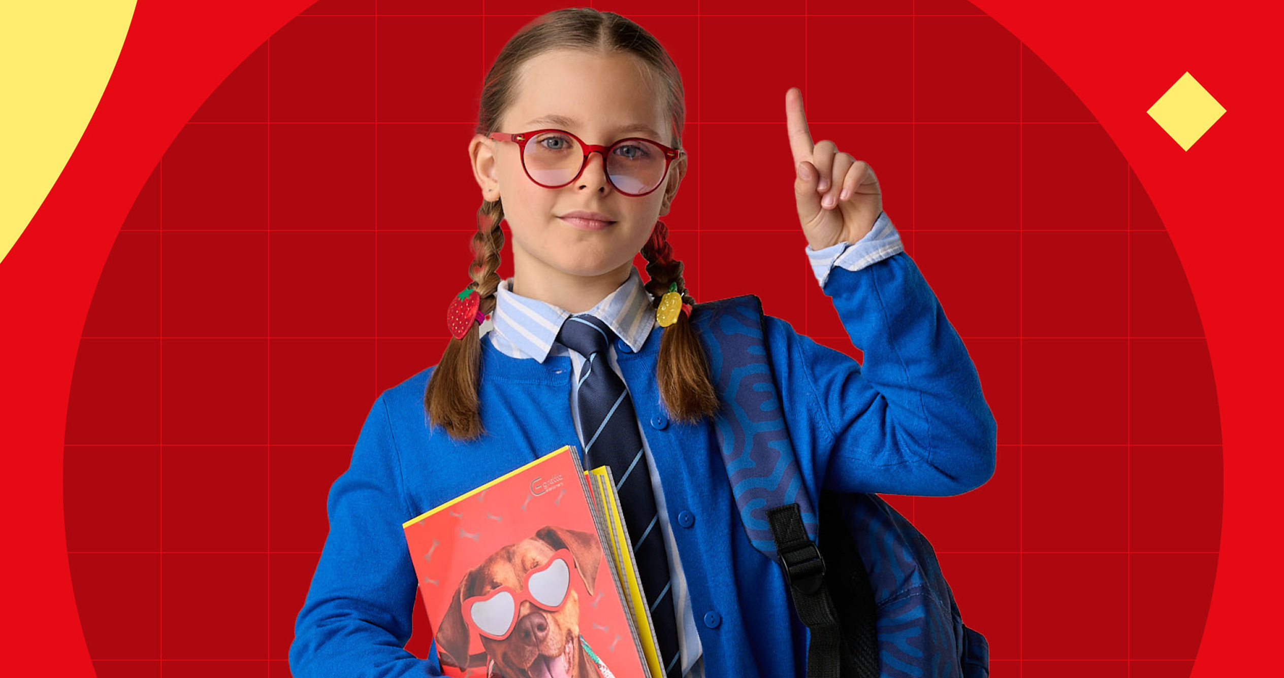 Mokinė su raudonais akiniais ir kuprine laiko sąsiuvinius.