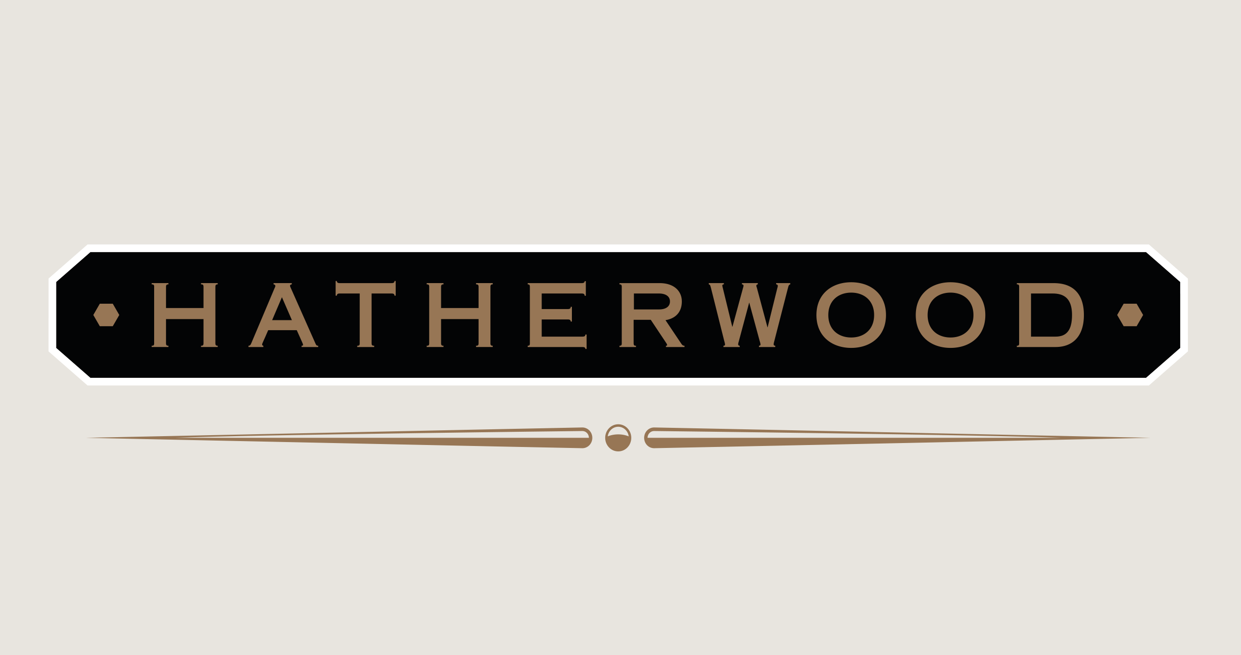 HATHERWOOD logotipas su juodu stačiakampiu ir rudu tekstu.