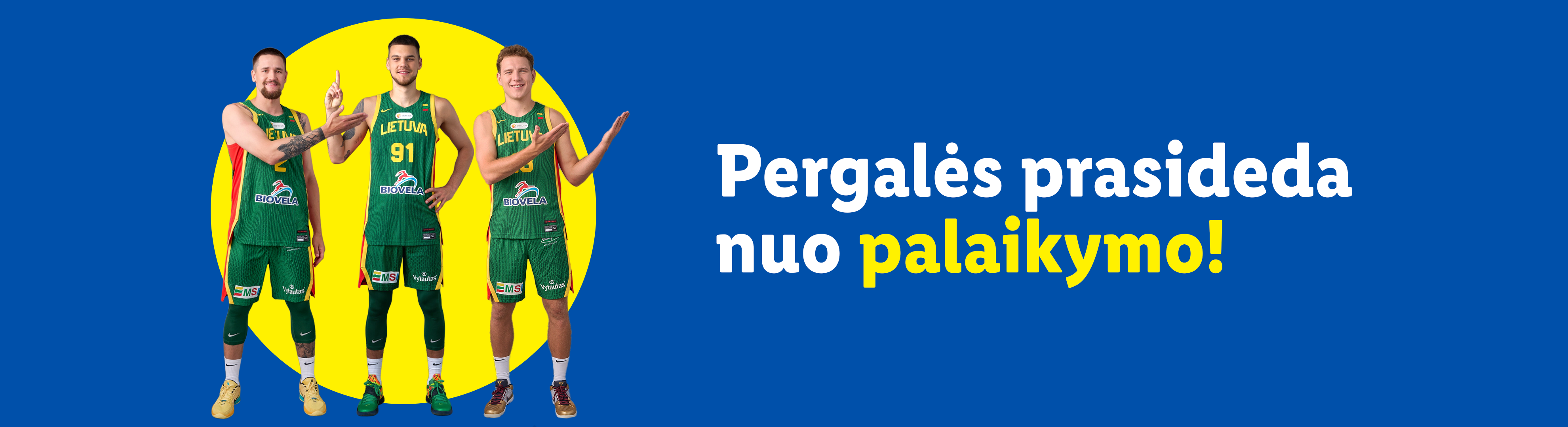 Trys krepšininkai žaliomis uniformomis su užrašu „LIETUVA“ ir skaičiais, stovintys priešais geltoną apskritimą mėlyname fone. Virš jų užrašas „Pergalės prasideda nuo palaikymo!“