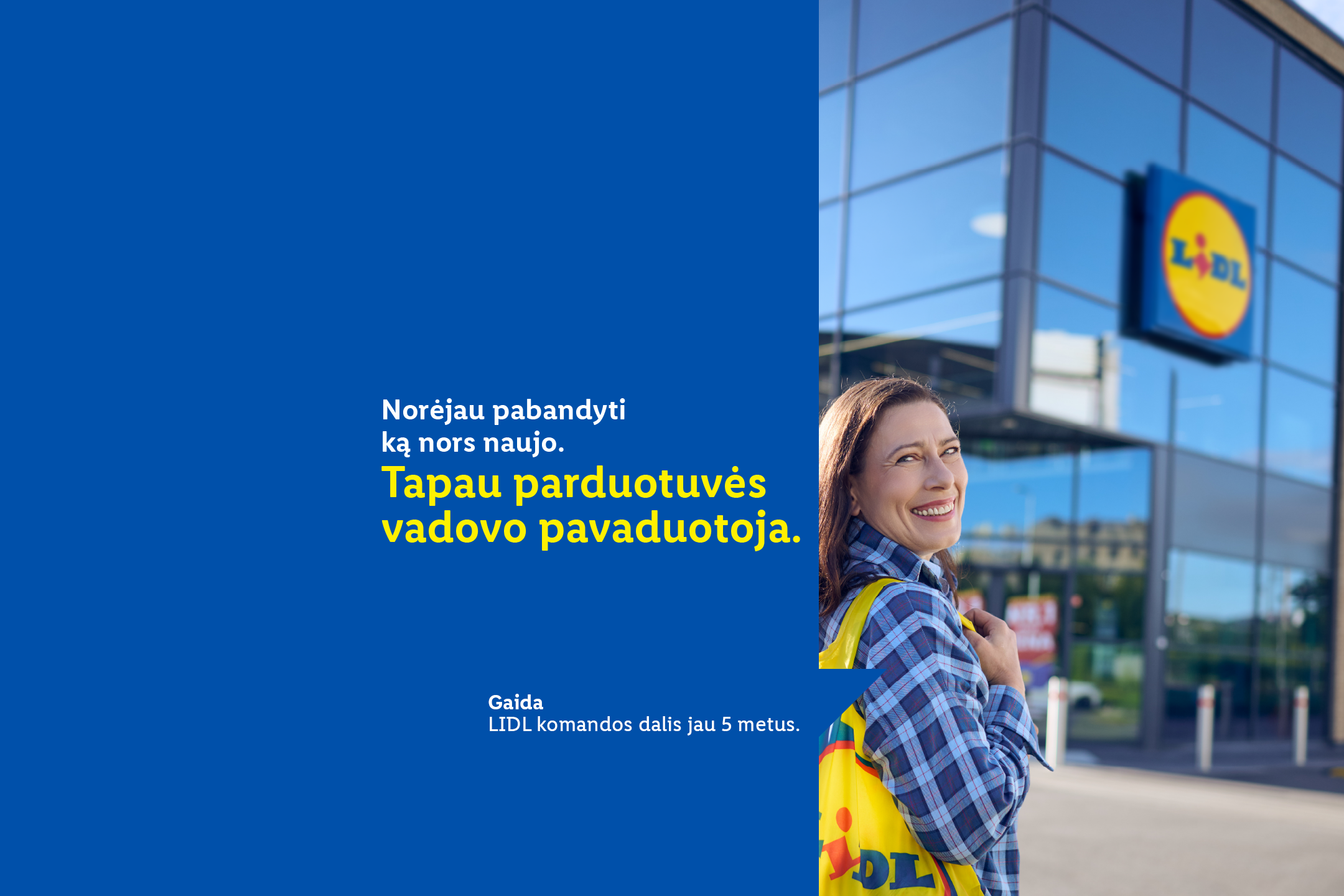 Moteris su languotais marškiniais ir geltonu pirkinių maišeliu, šypsosi, su tekstu: „Norėjau pabandyti ką nors naujo. Tapau parduotuvės vadovo pavaduotoja. Gaida, komandos dalis jau 5 metus.“