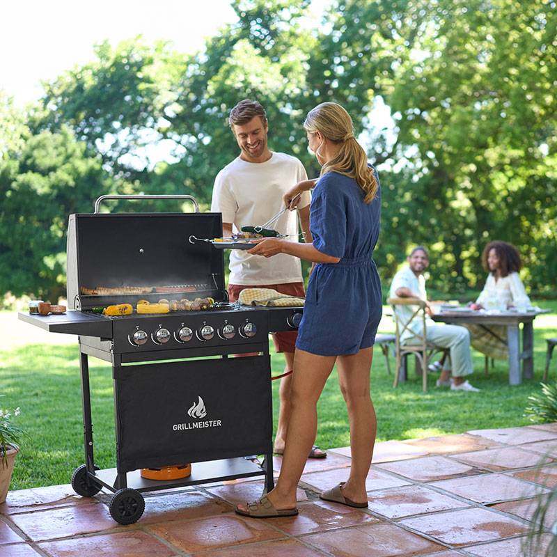 GrillMeister kepsninė su 6 degikliais, lauke.