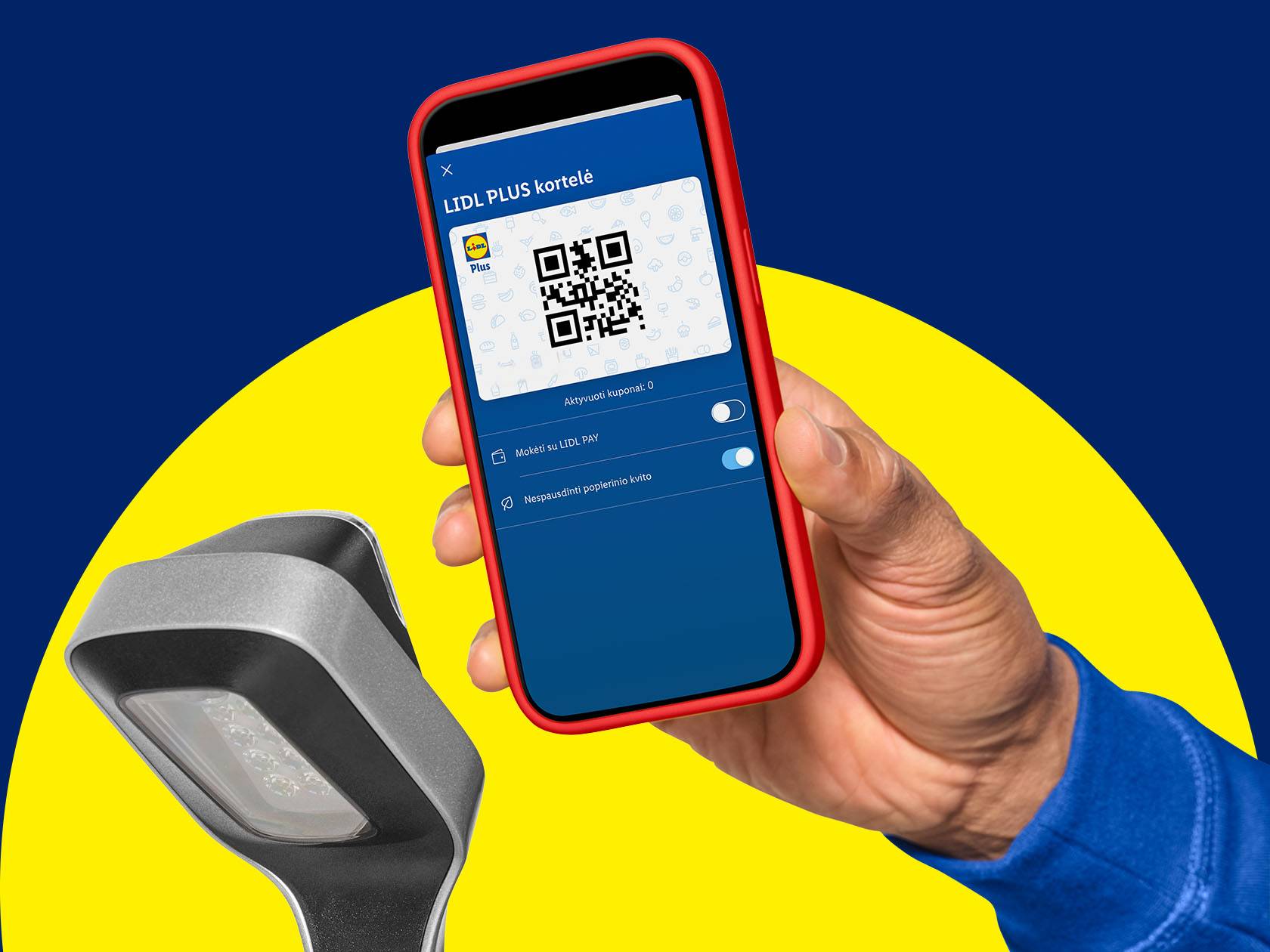 Rankoje laikomas telefonas su atidaryta lojalumo programėle ir QR kodu, šalia skeneris.