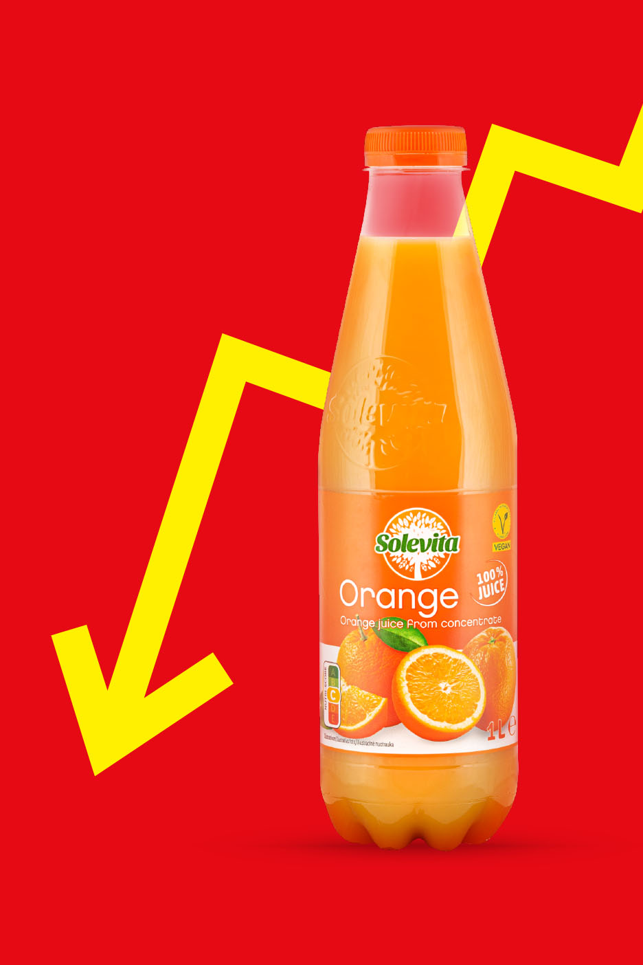 Solevita apelsinų sultys su geltona rodykle raudoname fone