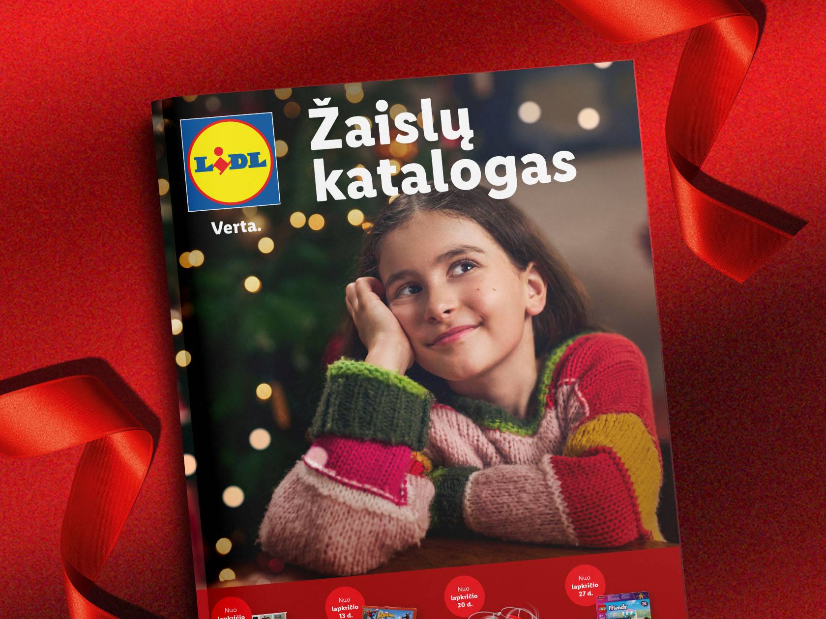 Lidl žaislų katalogas su besišypsančia mergaite ir kalėdinėmis lemputėmis fone.